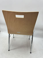 Chaise en contreplaqué courbé moderne et durable avec dossier ergonomique et poignée, écologique et empilable pour usage scolaire, en acier chromé