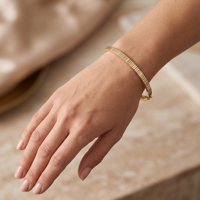Luxuriöses goldfarbenes 925er Sterlingsilber-Armreif mit geriffeltem Scharnier, Zirkonia-Pavé und moderner Textur für Damen und Kinderpartys