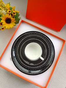 Nouveau produit : 4 pièces de vaisselle et assiettes en porcelaine noire de luxe de style européen pour la salle à manger et la décoration intérieure - Product Image 2