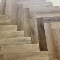 Fischgrätmuster 2,5mm 20mil LVT-Bodenbelag Trockenklebend LVP Vinylplanken Einfache Installation Luxus-Vinylfliesen für Elegante Innenräume