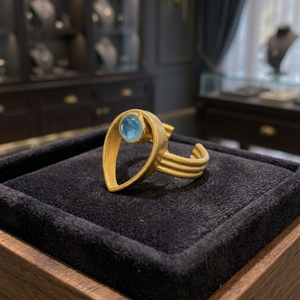Anillo de Oro Chapado en Rodio con un Azul Majestuoso y un Cristal Azul Cautivador, Ideal para Mujeres y Niñas - Product Image 3