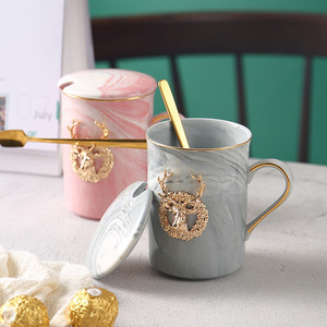 Mug en céramique amusant de 400 ml en forme de sapin de Noël avec couvercle pour le thé et les cadeaux - Product Image 1