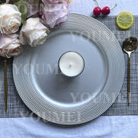 13 pouces élégant fête Banquet rouge spirale ronde en plastique argent Table mariage chargeur assiettes pour dîner réception
