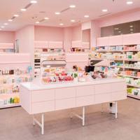 Étagère de présentation pour boutique de beauté, comptoir de maquillage rose, vitrine de cosmétiques, aménagements personnalisés pour magasin de cosmétiques pour la vente au détail