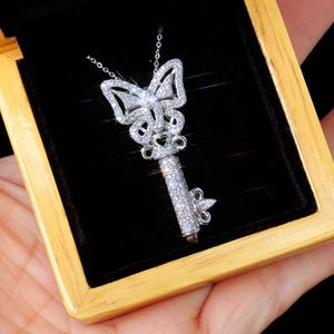 Collana con ciondolo a forma di chiave da donna, catena lunga con intarsi scintillanti, elegante gioiello di moda per tutti i giorni - Product Image 2