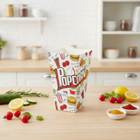 Les enfants aiment le pop-corn. Emballage. Contenants d'emballage alimentaire jetables. Noël.