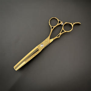 กรรไกรตัดผม L2 ขนาด 6 นิ้ว สีทอง กรรไกรซอยผม ด้ามจับแบบโปร่ง ดีไซน์ประดับอัญมณี สำหรับใช้งานด้านความงาม ใช้ได้กับคนถนัดขวา ใบมีดมาตรฐาน - Product Image 4