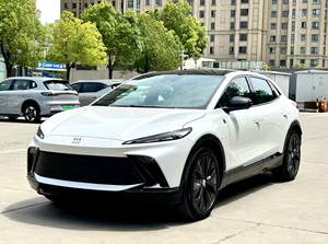 Électrifiez votre trajet avec un design audacieux : l'E4 apporte des sensations de conduite 100 % électriques au quotidien. - Product Image 2