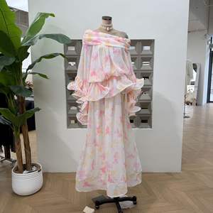 <span class=keywords><strong>Nuova</strong></span> <span class=keywords><strong>Collezione</strong></span> Primavera/Estate 2026: Abito Lungo Rosa Stampato con Spalle Scoperte e Dettagli a Volant. - Product Image 1