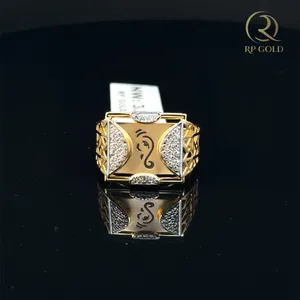 Bague en or et diamants de luxe pour homme avec motif central gravé, bijou audacieux et élégant, parfait pour les mariages - Product Image 3