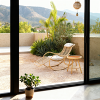 Fauteuil à bascule en rotin moderne Meiqi pour l'extérieur avec table d'appoint et coussins pour hôtel, cour et parc – Mobilier de patio durable