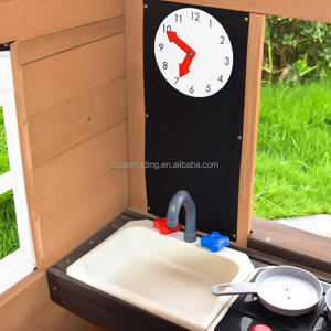 Casita de juegos infantil de madera estilo europeo con techo rojo, cajas de flores, puerta marrón oscuro y ventana de dos aguas - Cabaña de juegos para exteriores - Product Image 3