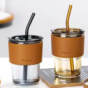 कस्टम लोगो ग्लास मिल्क ट्रैवल कॉफी कप मग स्ट्रॉ के साथ गर्मी प्रतिरोधी चाय एम्बर पानी की बोतल टम्बलर चमड़े की आस्तीन उपहार के साथ