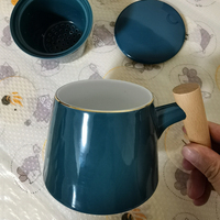Vente en gros de tasses à thé en céramique blanche et noire avec infuseur et couvercle, personnalisées, de style chinois, avec poignée en bois