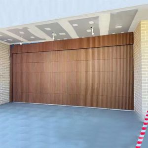 Porte <span class=keywords><strong>de</strong></span> <span class=keywords><strong>garage</strong></span> sectionnelle en aluminium à grain <span class=keywords><strong>de</strong></span> bois, directement <span class=keywords><strong>de</strong></span> l'usine, silencieuse, antivol, à levage électrique, pour villa - Product Image 1