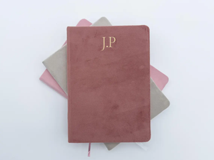 Taccuino Personalizzato di Lusso A5 con Copertina in Velluto e Testo in Lamina Dorata Agenda Giornaliera a Righe per Journaling - Product Image 1