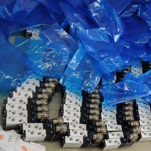 4V110-06 elettrovalvola a solenoide 1/8 DC12V a bobina singola pilotata motorizzata <span class=keywords><strong>2</strong></span> posizioni 5 vie tipo macchina da cucire pneumatica - Product Image 2