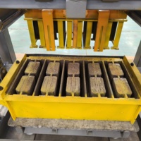 Idées de petites entreprises pour la vente de matériaux : Machine de fabrication de briques creuses en béton entièrement automatique QT4-35/40