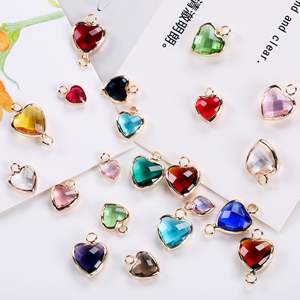 Pendentif en forme <span class=keywords><strong>de</strong></span> cœur en cristal coloré en laiton avec micro-pavés <span class=keywords><strong>de</strong></span> zircon pour la fabrication <span class=keywords><strong>de</strong></span> boucles d'oreilles et <span class=keywords><strong>de</strong></span> colliers en DIY - Product Image 1