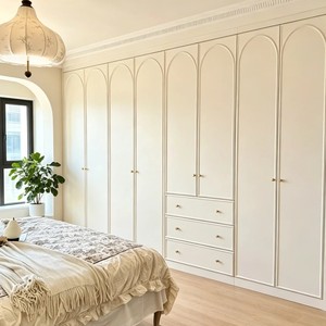 Armadio su Misura in Stile Francese Color Crema con Tavolo da Toeletta, Bianco Caldo per Camera da Letto - Product Image 2
