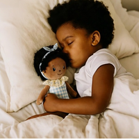 Poupée en tissu personnalisée pour fille noire, OEM ODM, poupée en peluche douce avec robe à carreaux et col en dentelle, cadeau personnalisé pour enfant