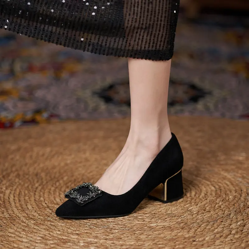 Sapatos de cetim femininos de salto baixo com bico fino, sapatos elegantes de alta qualidade, ideal para o ano 2023