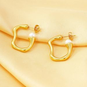 Boucles d'oreilles créoles hypoallergéniques en acier inoxydable plaqué or 18 carats PVD de haute qualité avec perles d'eau douce pour femmes, vente en gros - Product Image 1