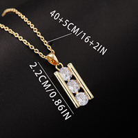 Collier pendentif rectangulaire vertical en laiton plaqué or 18 carats avec 3 pierres CZ rondes, bijoux tendance pour femmes, OEM ODM, stock disponible