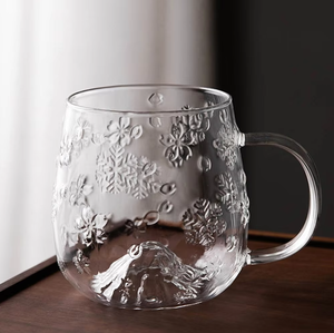 Snowy Mountain Shaped Elegant High Boro silicate Glass Cup mit 3D-Schneeflockenmustern zum Trinken - Product Image 2