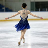 Robe de patinage artistique bleu marine à col montant et dos ouvert, ornée de strass et de mailles, pour concours de danse sur glace