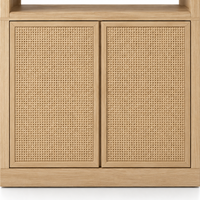 Meuble à vin avec portes en cannage tressé, étagères ouvertes en bois naturel et rangement de présentation, autoportant pour salle à manger ou bar