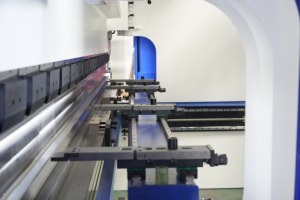 Presse plieuse hydraulique CNC pour tôles HUAXIA WD67K 200x4000mm – Excellent service - Product Image 3