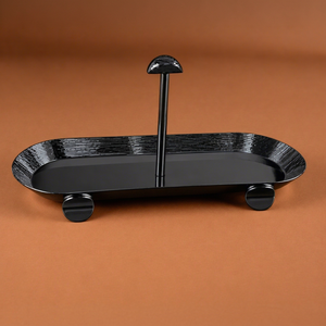 Plateau de service en métal noir thermolaqué avec support central et extrémités arrondies, design élégant pour usage domestique et hôtelier, en gros - Product Image 1