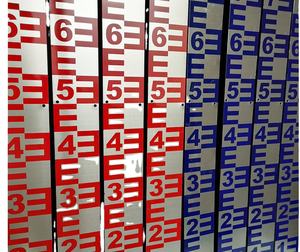 ไม้บรรทัดวัดระดับน้ำทางอุทกวิทยาสำหรับการเกษตรในอุตสาหกรรมป้องกันการกัดกร่อนสีน้ำเงินดำแดงสำหรับแม่น้ำทะเลสาบ - Product Image 1