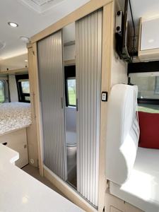 プラスチックキャンピングカー家具キッチンシャワーローラードアPVCABSシャッタースラット<span class=keywords><strong>RV</strong></span>トイレドアタンボールドア<span class=keywords><strong>RV</strong></span>キャラバンバスルーム用 - Product Image 2