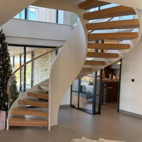 Escalier en arc intérieur sur mesure en chêne blanc avec marches en bois et montantes en acier hélicoïdal, design incurvé