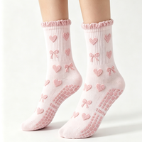 Chaussettes de yoga et de Pilates personnalisées en gros avec motif brodé, respirantes et confortables, chaussettes de sport pour femmes