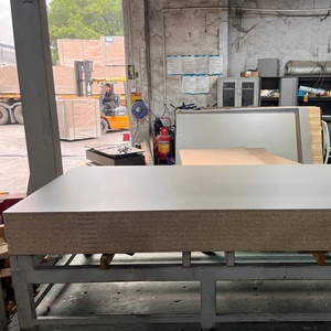 Tablero de melamina, venta al por mayor, tablero <span class=keywords><strong>OSB</strong></span> de partículas de melamina de alto brillo, listón de madera de 1220x2440mm, 15-18mm, respetuoso con el medio ambiente, duradero, 1 año - Product Image 3