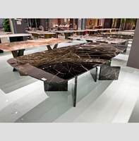 Table à manger en marbre naturel haut de gamme, forme rectangulaire, design moderne, style minimaliste luxueux, écologique, utilisation hôtelière