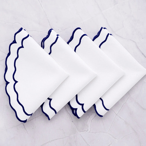 Napperons ronds festonnés brodés en coton et lin avec contour incurvé pour tables de villégiature et opérations de banquet - Product Image 1