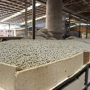 92 Bolas de molienda de cerámica de alúmina Alta resistencia al desgaste Anti explosión para amoladora de molino de bolas - Product Image 1