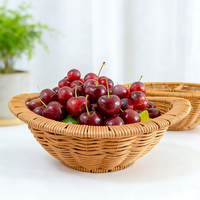 Rieten schattige fruitvormige mand met groene bladaccenten en witte stippen, geweven opbergmand voor kinderpicknick en kinderkamerdecoratie