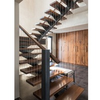 Escalier en tube carré moderne durable personnalisé avec surface antidérapante, garde-corps en verre pour usage intérieur dans les hôtels et villas, respectueux de l'environnement