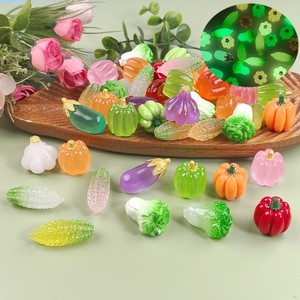 Venta al por mayor de Mini Figuras de Personajes de Dibujos Animados Lindos y de la Suerte, DIY, Luminosas, de Resina, con Cuentas de Frutas, en Bolsas Sorpresa de Mang Dai - Product Image 1