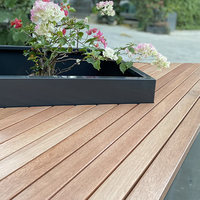 Jardinière de décoration Banc Mobilier d'extérieur Jardinière Boîte à fleurs Sièges Cadre en métal Bois massif Banc triangulaire Jardinières