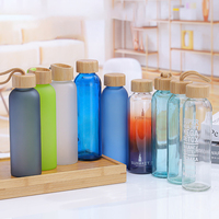 Bouteille d'eau portable pour la gym avec couvercle en bambou, vente en gros de bouteilles d'eau de sport en verre transparent