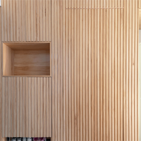 Porte intérieure invisible sans cadre, design grille en bois blanc, portes cachées