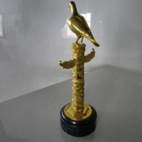 Laiton paix colombe trophée personnalisé trophée fabricants en gros