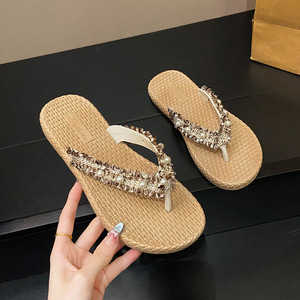 Sandales de plage à entre-doigts pour femmes, motif floral, semelle plate antidérapante et résistante à l'usure, idéales pour l'été et l'extérieur - Product Image 4