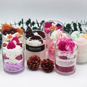 Bougie parfumée artisanale en cire de soja en forme de gâteau, avec garniture crème fraise mignonne dans un bocal en verre pour la décoration intérieure - Product Image 1